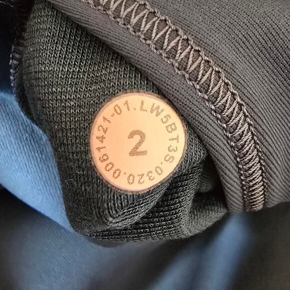 Lot Of 4 Lululemon One 28" Leggings, One Long Sleeve, Two Tank Tops - Picture 12 of 16